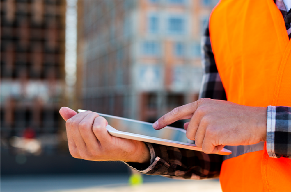 O fim do papel: Como aplicativos de gestão em tempo real transformam a produtividade de equipes de campo